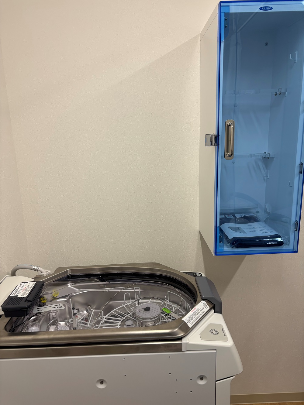 内視鏡洗浄消毒機(手前) ・内視鏡保管庫(奥)